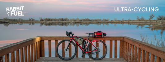 Ein Gravelbike steht am See, bereit für ein Ultra-Cycling-Abenteuer. 